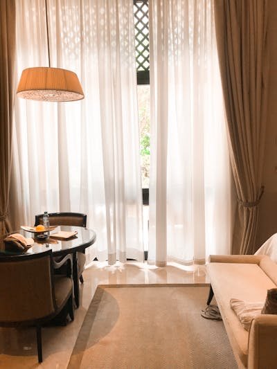 L'élégance des rideaux sur mesure : personnalisez votre espace